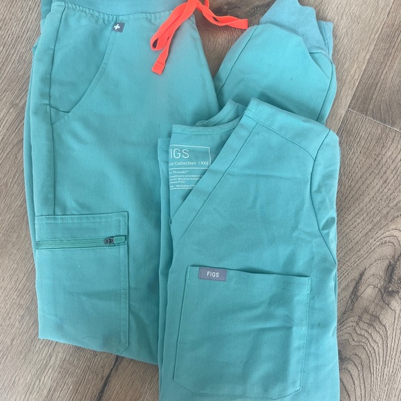 FIGS Scrubs - Picture 14 of 15